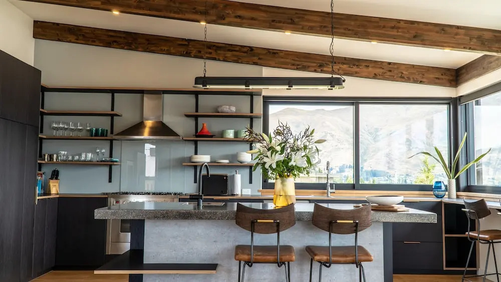 Farrant Drive - Sleeps 8 - Lake & mountain views - Modern & Stylish