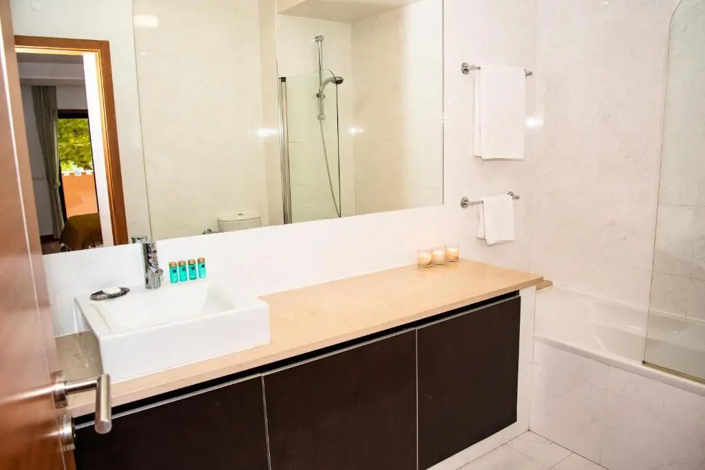 Stunning 2 Bedroom Apartment 500m to Luz Beach