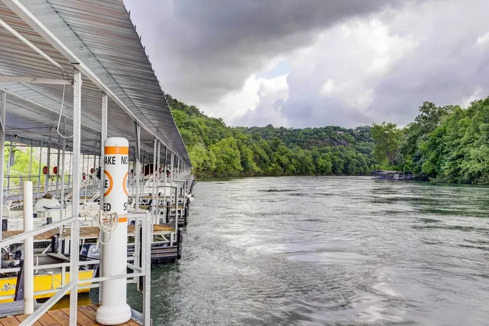 4 Mi to Strip: Cozy Lake-view Retreat in Branson