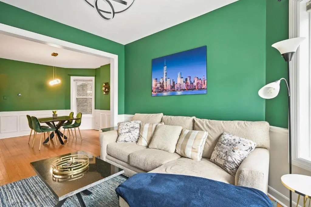 2 Bed Apt w/ Office, Free Parking, Near Wrigley