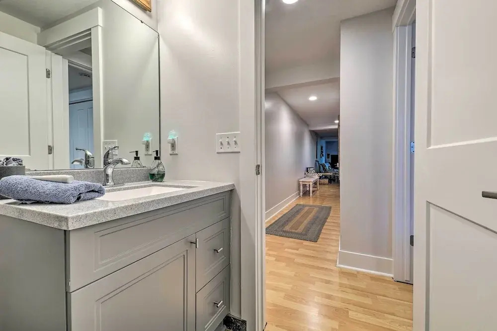 Downtown Grand Haven Apt < 1 Mi to Lake Michigan