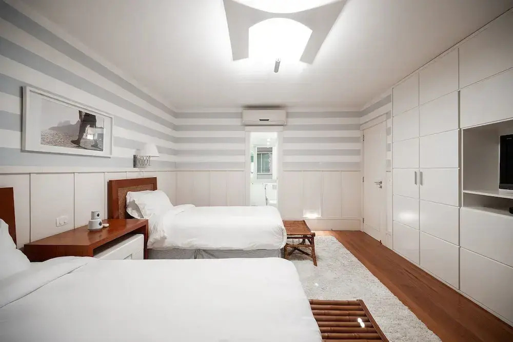 Copacabana – Av. Atlântica | 3 suítes, Vista Mar, 1 min praia de Copacabana - por Casapē Rio