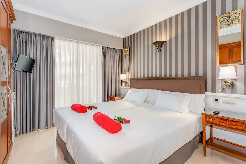Apartamentos Guadalpin Suites