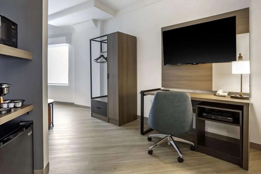 Comfort Inn & Suites Newark Liberty International Airport