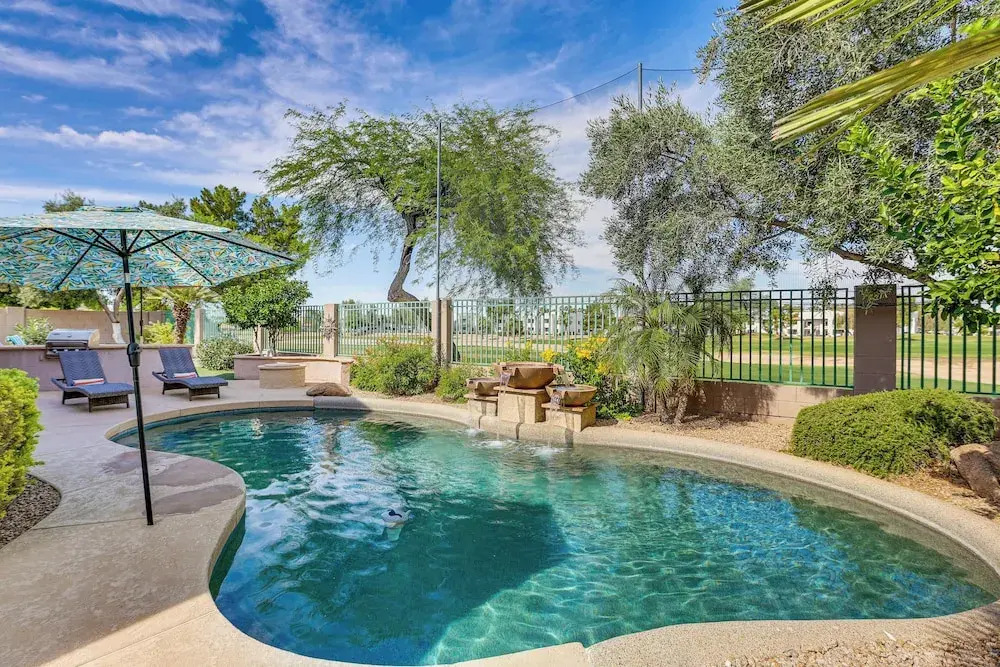 Pool & Putting Green: Goodyear Home on Golf Course
