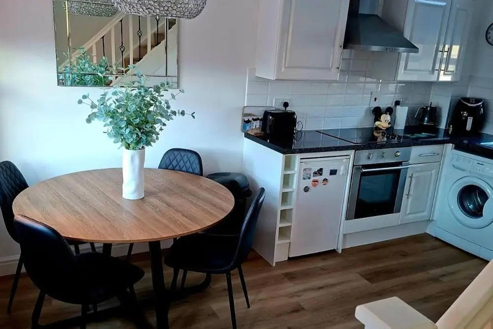 2-br, Sleeps 4 Near Beach w Garden, Parking & Pets