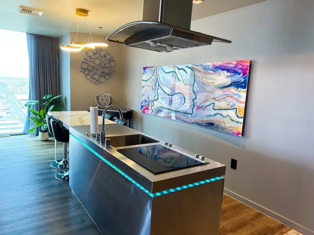 Full Strip Views - Open Balconies - Free Parking Jacuzzi Tub - High Floor