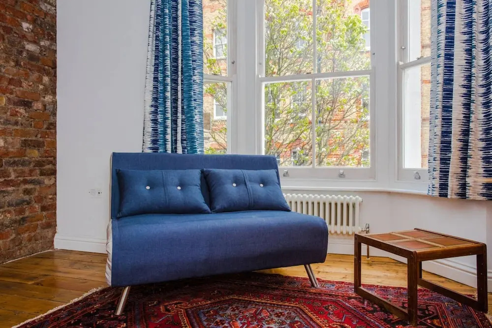 Spacious 1 Bedroom Apartment with Balcony Close to Tube