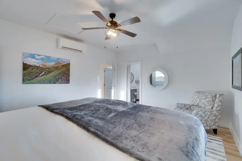 2 Mi to Town: Castle Rock Retreat w/ Fireplace!