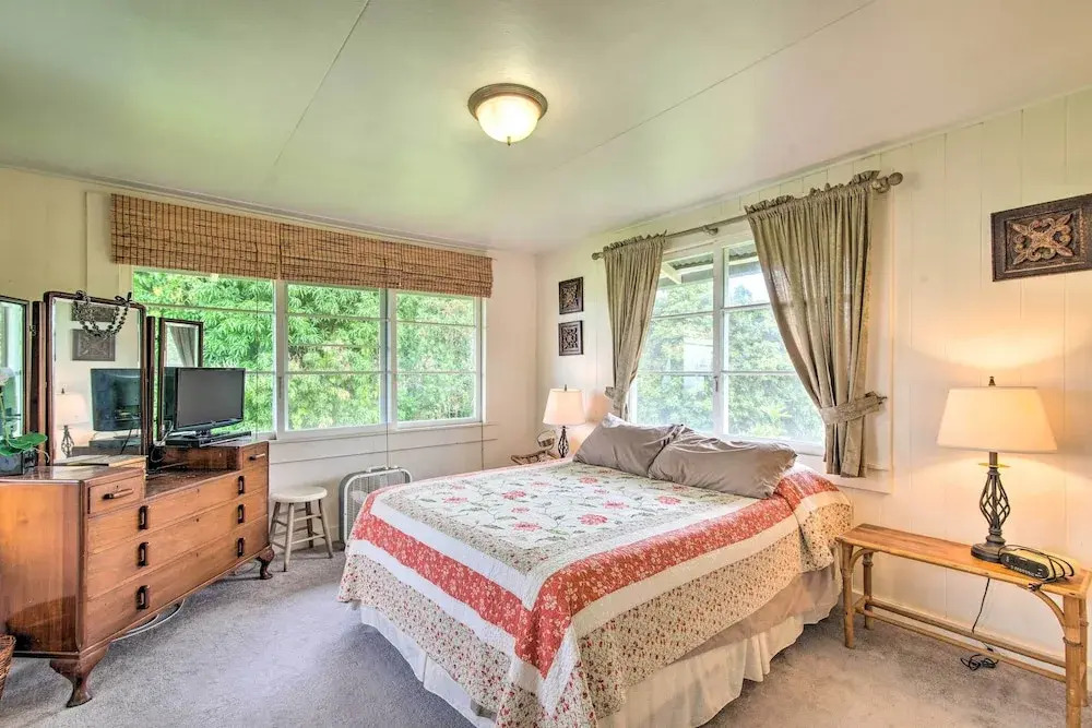 Hilo Home Base - 3 Miles to State Park & Beach!