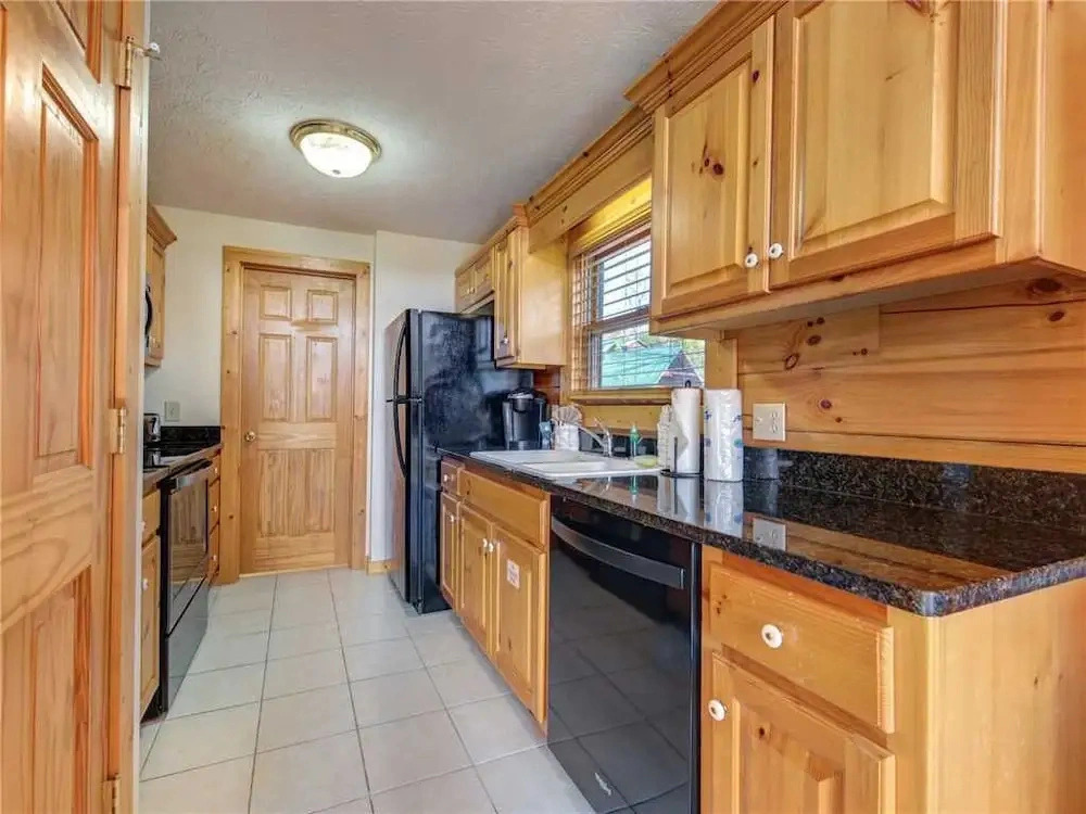 Timeless Mountain View, 3 Bedrooms, Pool Access, Hot Tub, Arcade, Sleeps 10