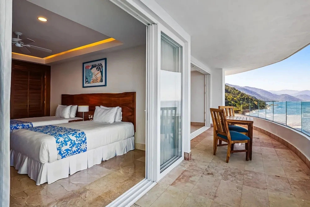 Stunning Oceanfront Apartment With Breathtaking Views and Luxurious Amenities