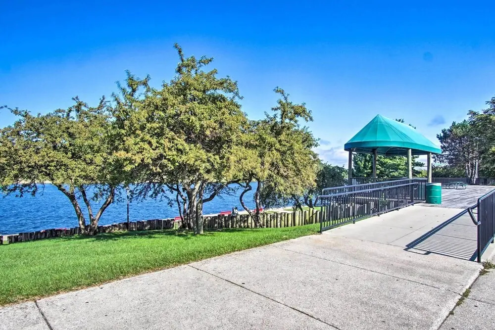 Grand Haven Condo: Walk to Lake + Pool Access!