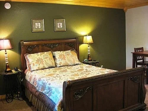 Baskins Creek Nestle Inn