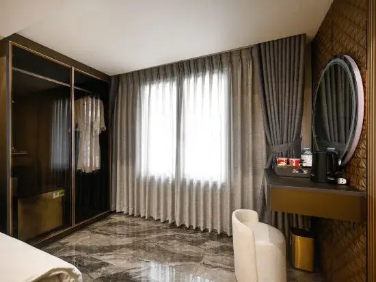 HANZ The Moon Hotel 1