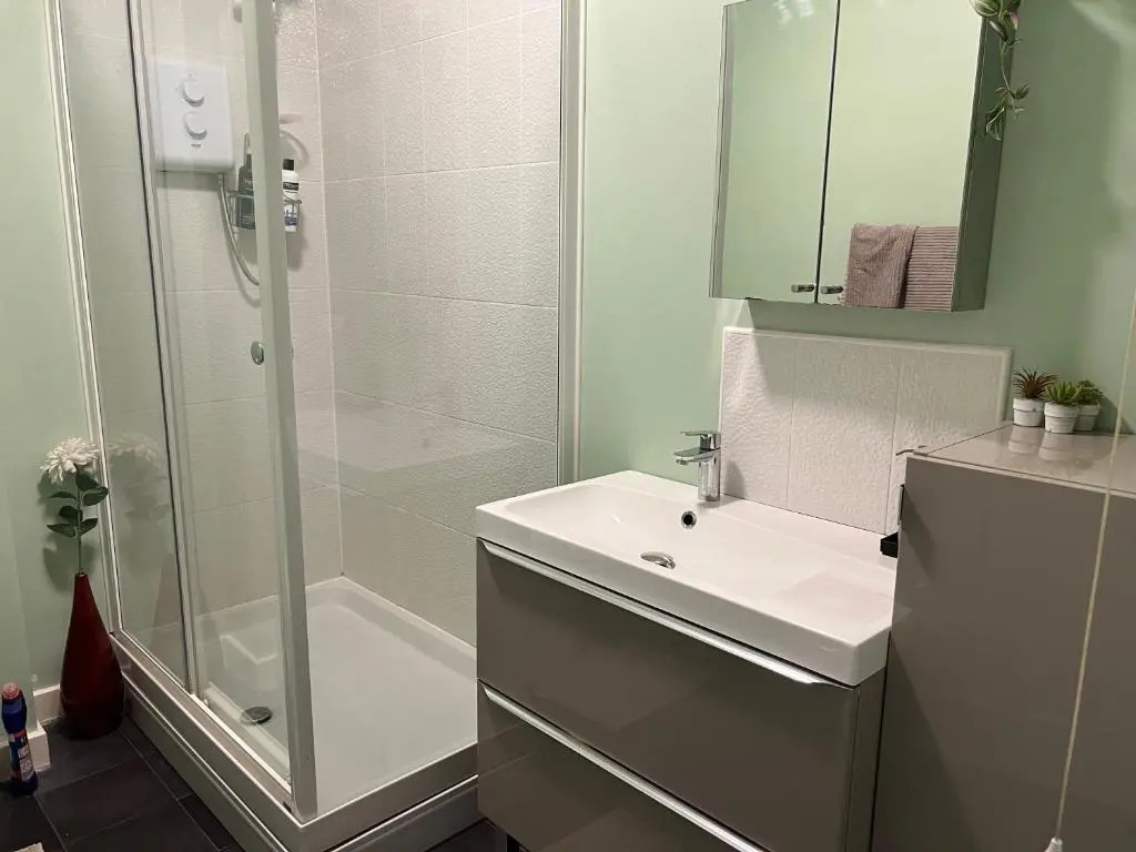 Sheffield City Centre , free Wifi & Parking - Private Room - Shared House
