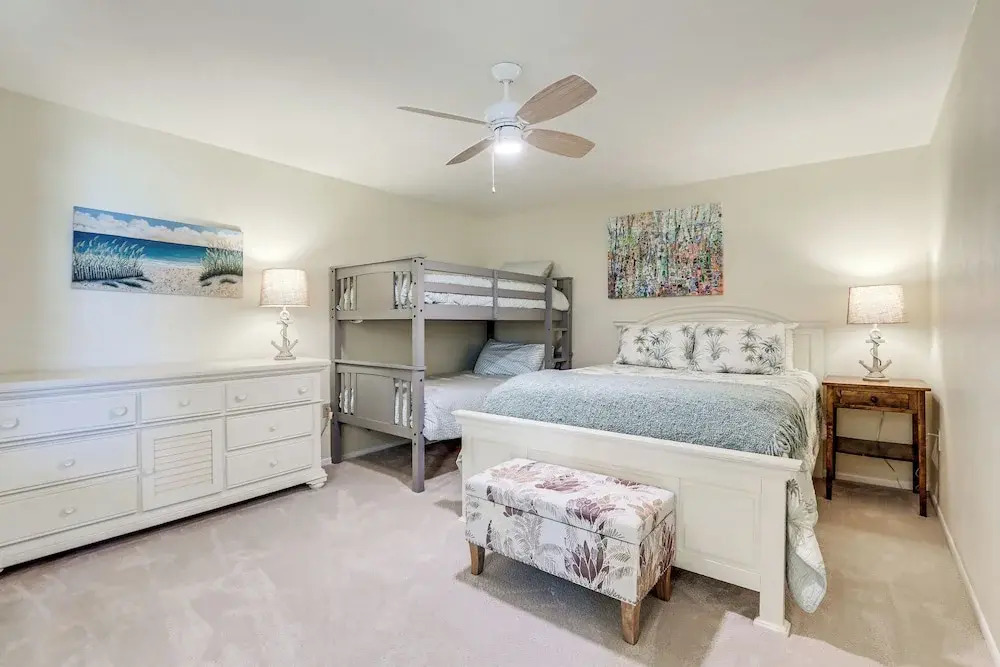 Bright Englewood Gem: Rooftop Patio, Walk to Beach