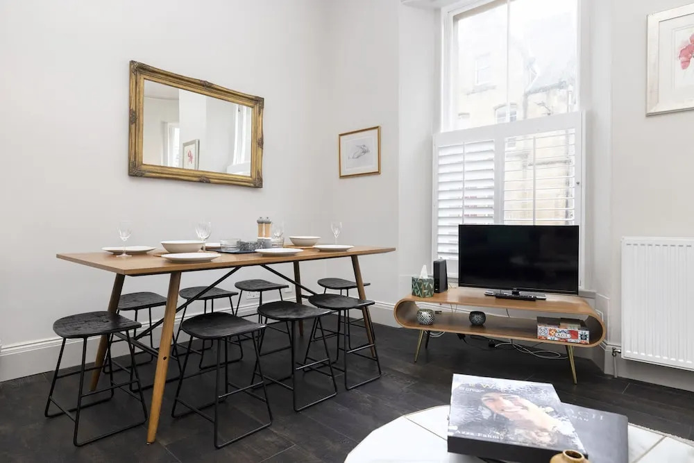 JOIVY Iconic Cockburn Street 4 Bedroom Apartment: Heart of Old Town