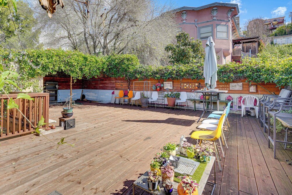 Walkable Dtwn Oakland Apt w/ Shared Rooftop!