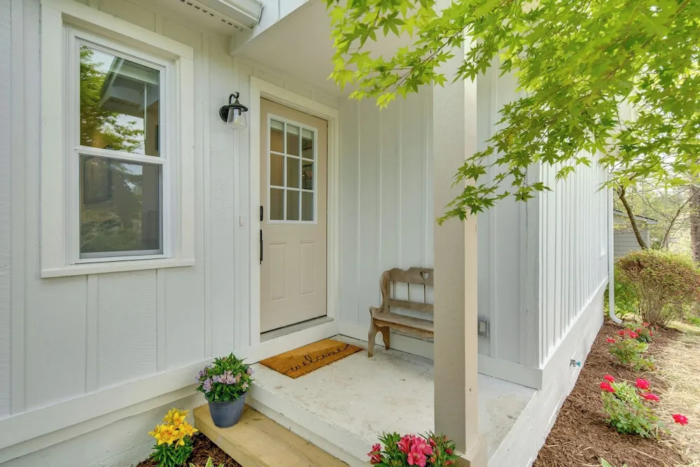 Walk to Osceola Lake! Family-friendly Home