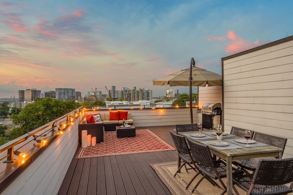 Skyline View - High-End Home, 2 Vibrant Districts by RedAwning