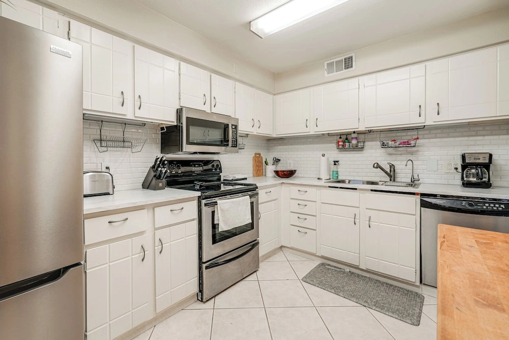 Pool Access & Private Patio! Prime Arcadia Condo