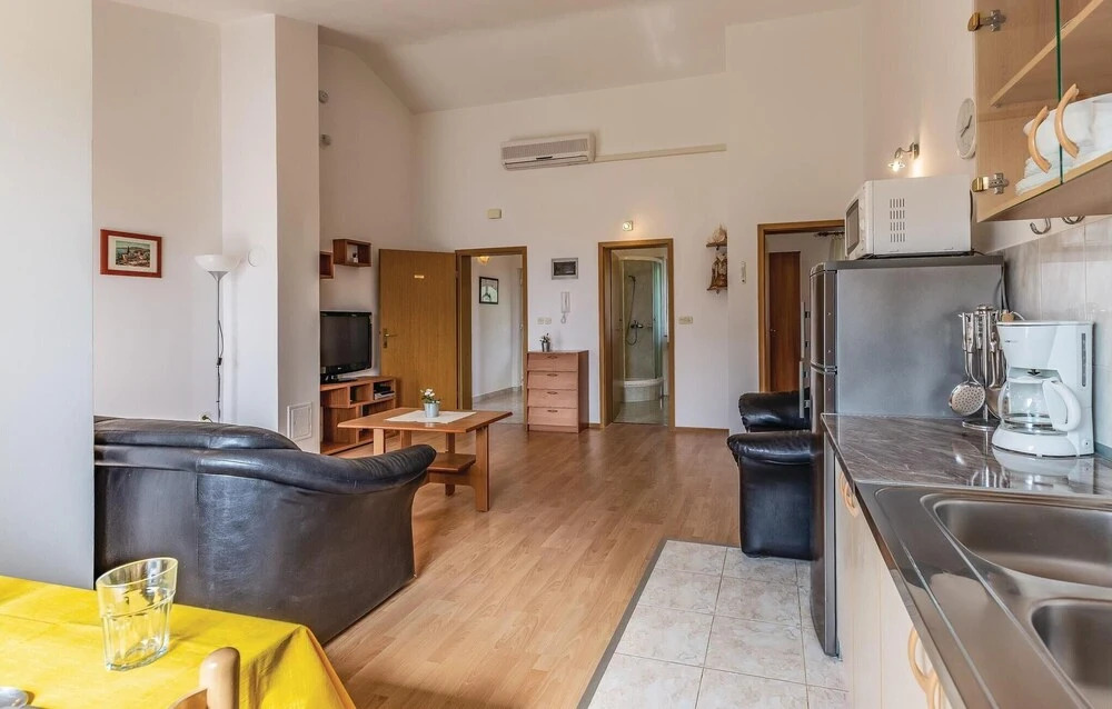 Stunning Home in Liznjan With Wifi and 3 Bedrooms