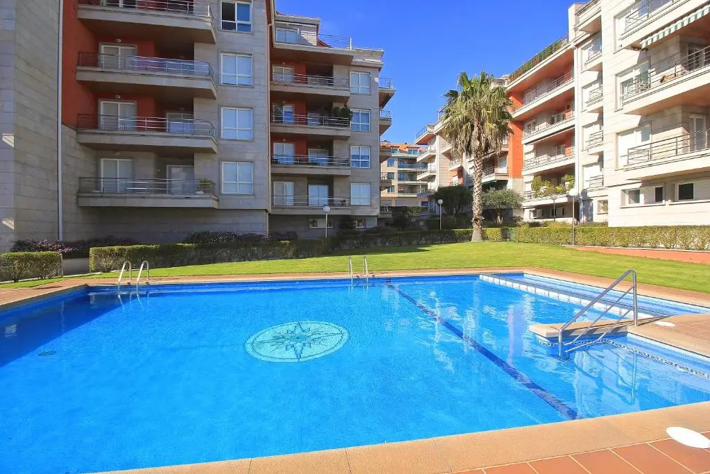 EXCLUSIVO APARTAMENTO EN SANXENXO CON PISCINA A UNOS 150 m DE LA PLAYA DE SILGAR