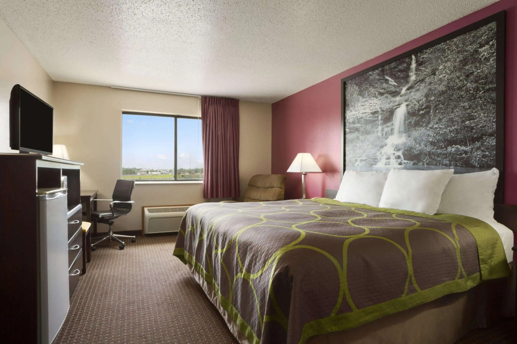 Super 8 by Wyndham Cameron