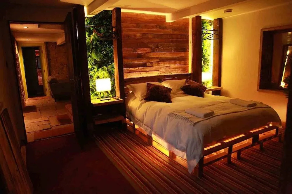 The Lodge Rooms