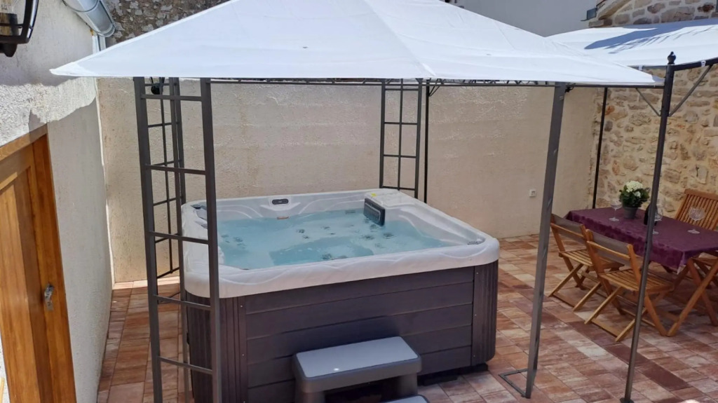 Josi - With Jacuzzi - H