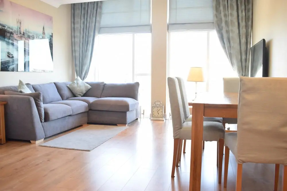 Newly Refurbished Thameside Apartment
