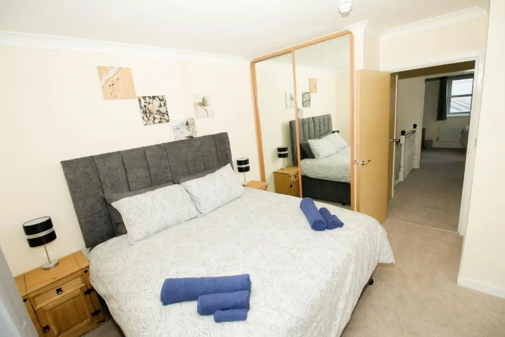 Spacious Double Bedroom Duplex Apartment Near North Station & Town Centre