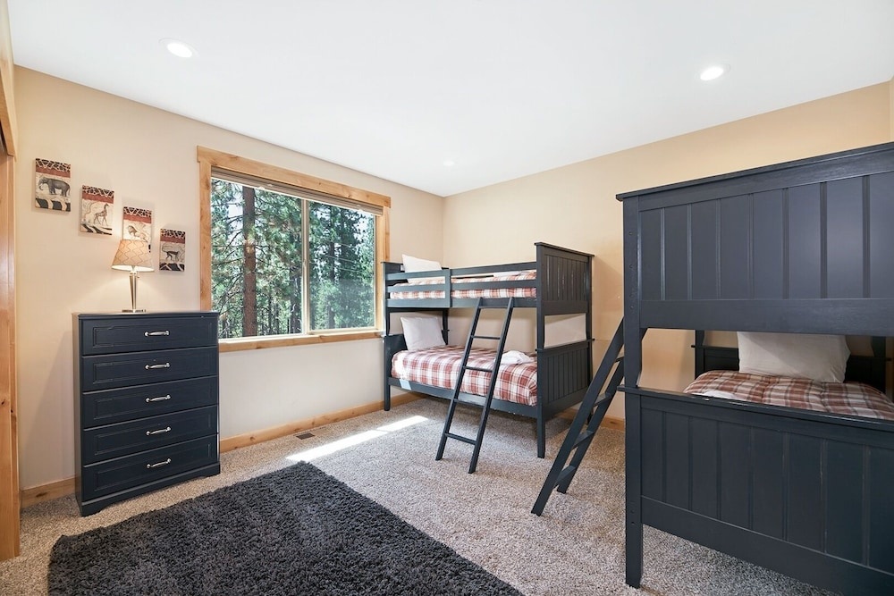 Big Bear Lodge W/ Sauna, Hot Tub, Decks & 4 Fireplaces 6 Bedroom Home