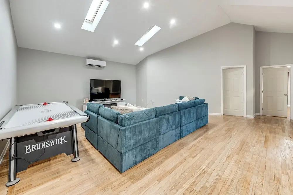 Hot Tub + Game Room: Spacious Poconos Escape!