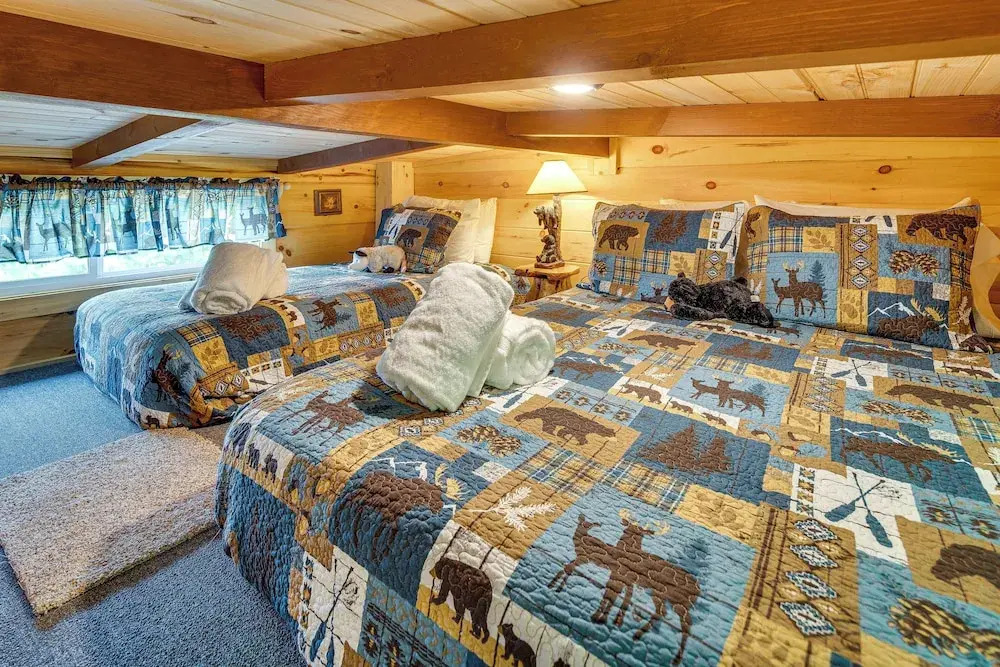 7 Mi to Lake Lure: Mill Spring Cabin w/ Hot Tub