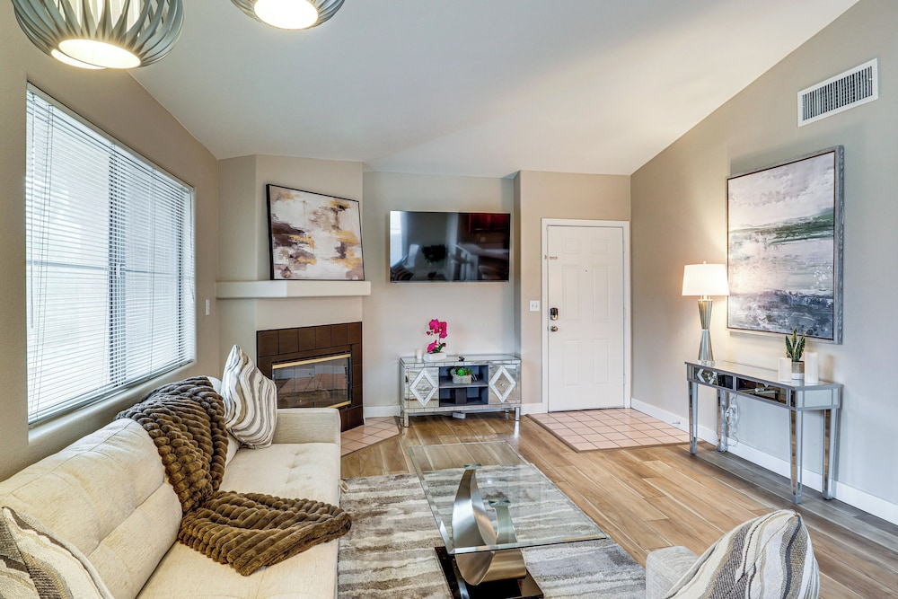 Long-term Ready! Green Valley Condo w/ Pool Access