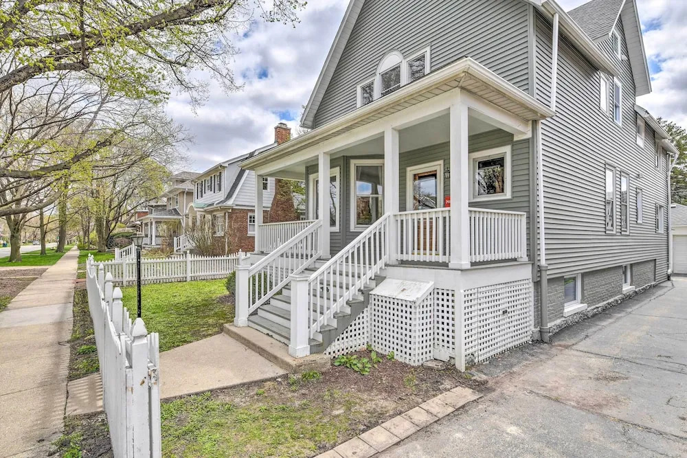 Oak Park Home w/ Grill - 5 Mi to Garfield Park!