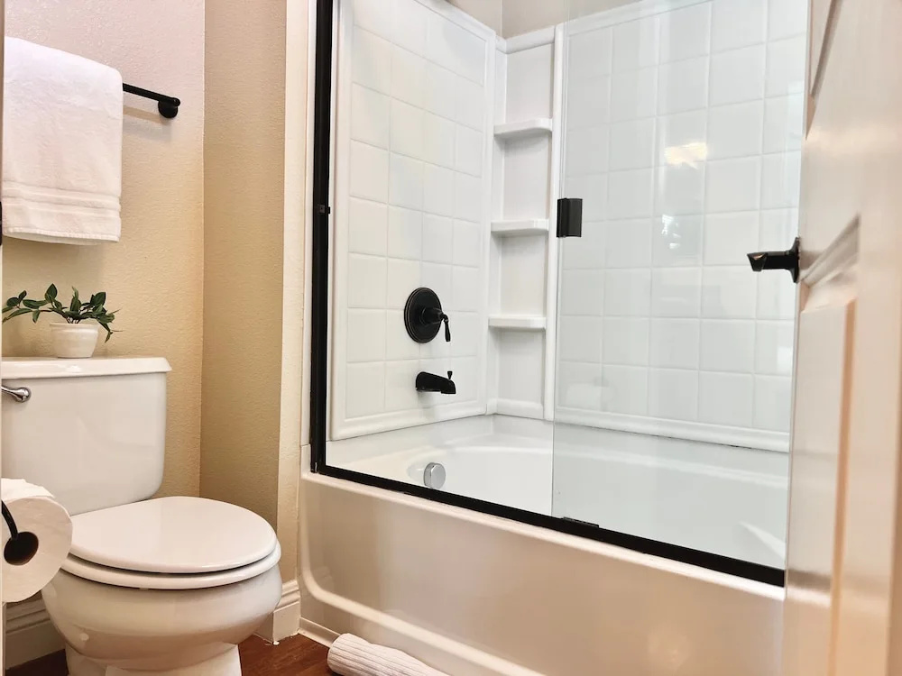 Relaxing 2-br Apt With Pool Hot Tub Gym and Basketball Court Access