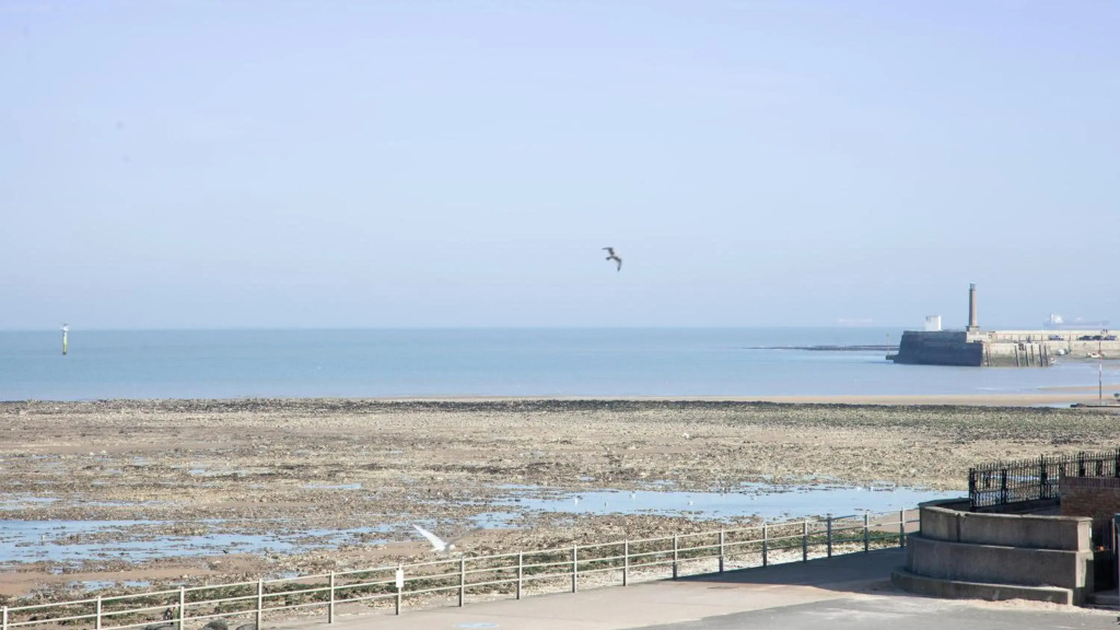Seascape Retreat with Parking