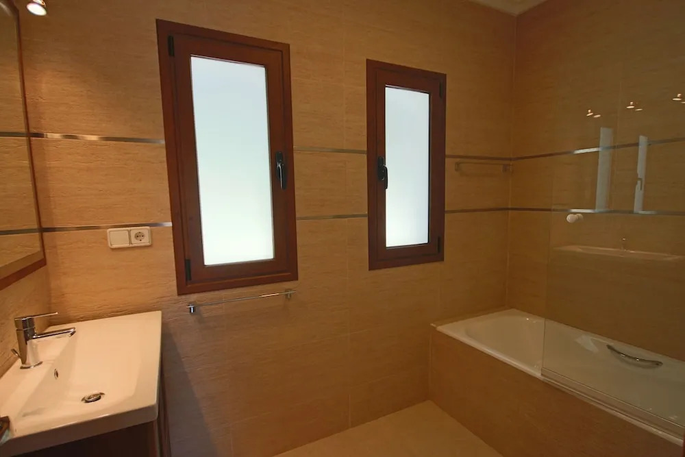 2 Twin Luxurious & Secluded Villa - Private Pools, Walk to the Beach & Moraira