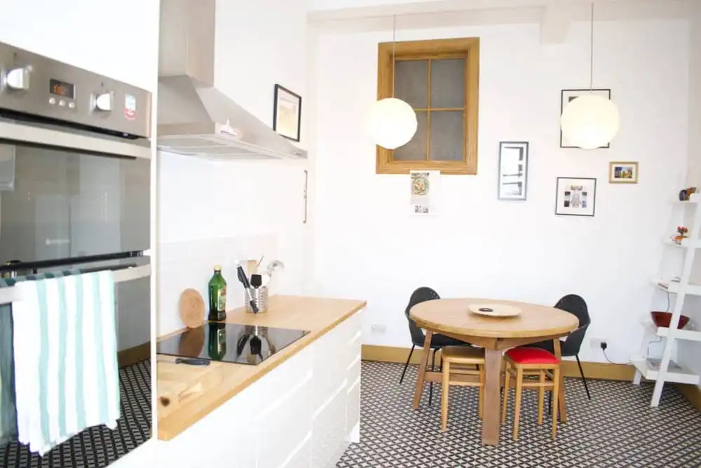 Bright & Spacious One Bedroom Flat Near Leith