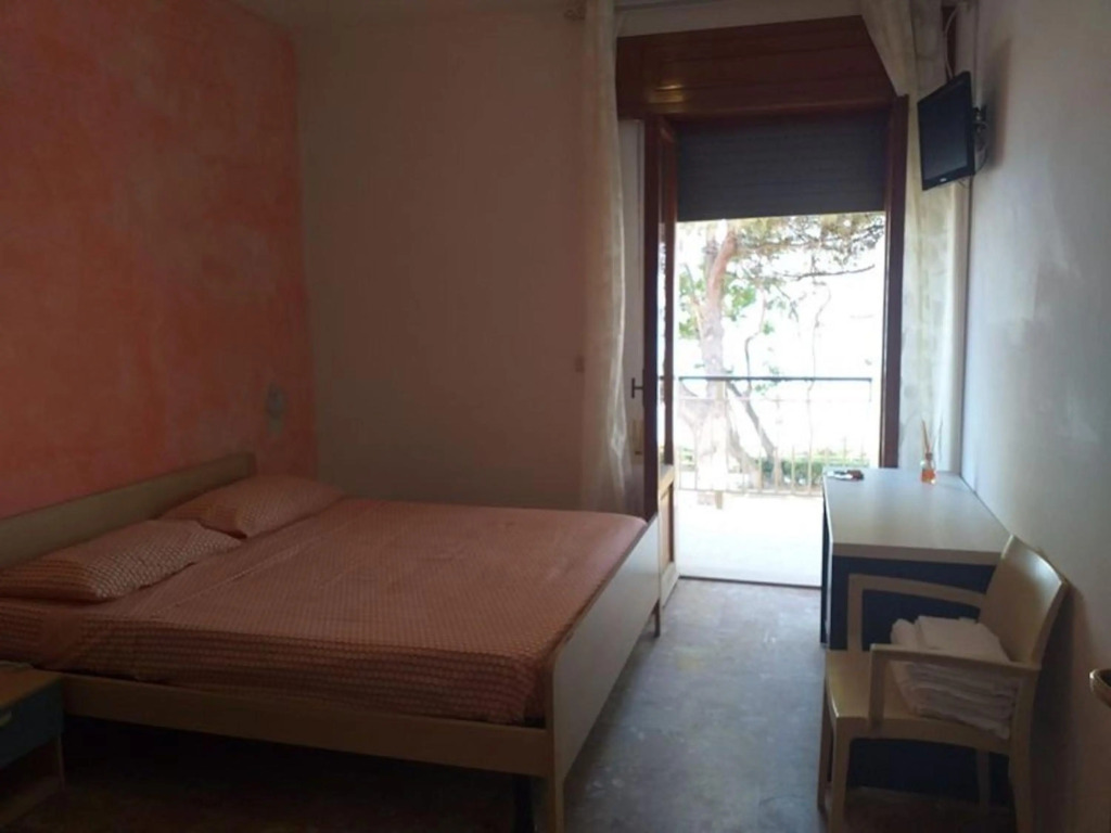 Spacious double room a stone throw from the sea