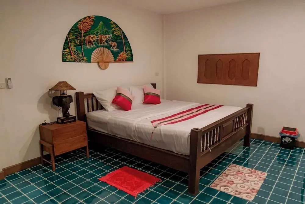 Baan Khlong Mae Kha Hotel