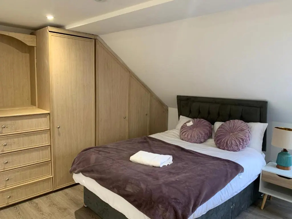 Beautiful 4 ensuite Bedroom House, Free wifi, parking, Family, Corporate, Contractors