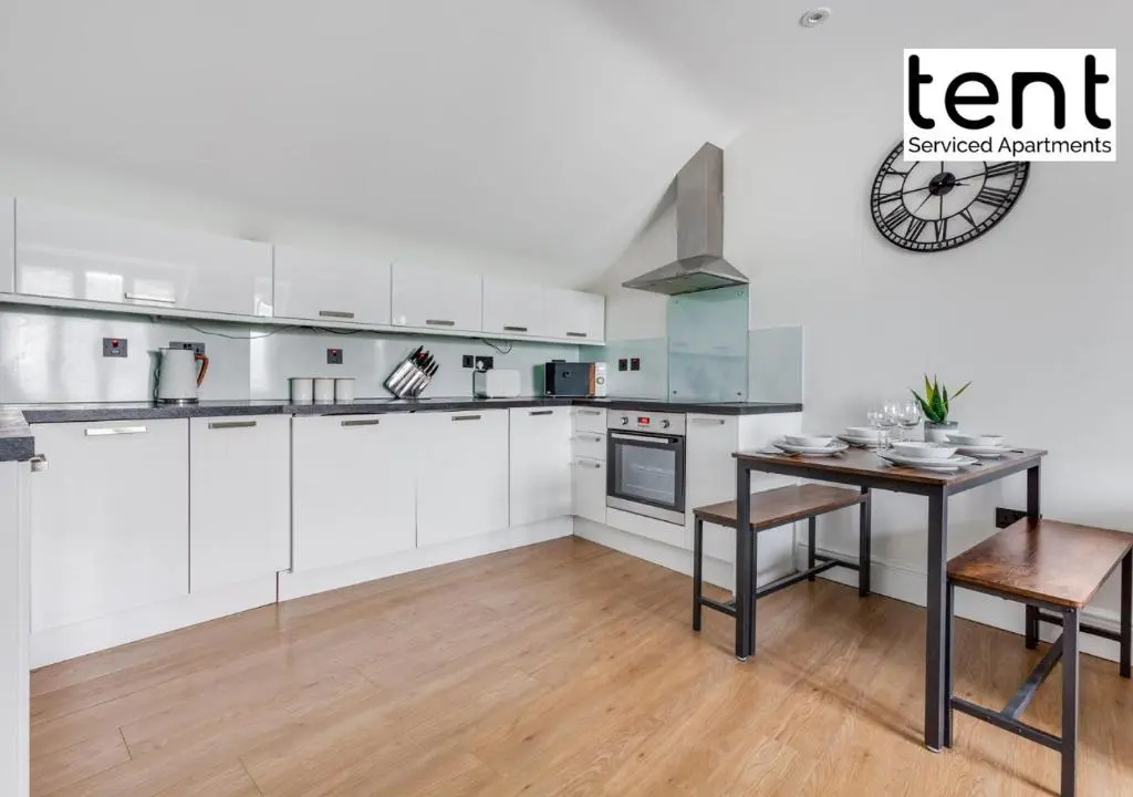 Chic & Central 1 Bedroom APT With Comfy king Bed & Parking by Tent Serviced Apartments Egham