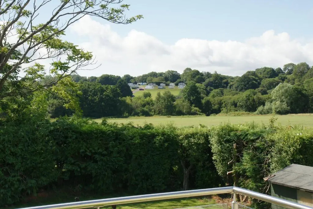 Modern Self-Contained Annex 10 min walk to beach