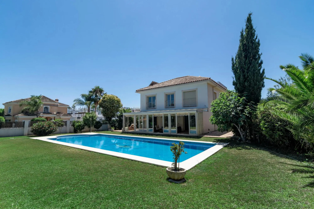 CLN- Spacious 6 bedroom villa next to beach
