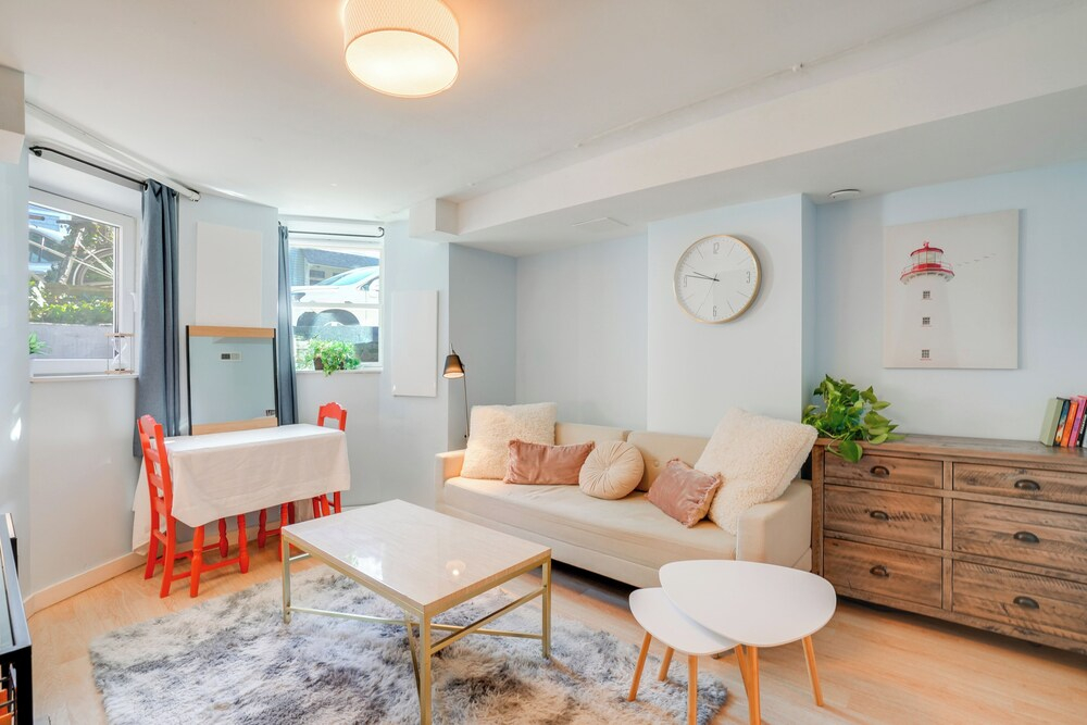 2 Mi to Dtwn: Boston Townhome Near Beaches!