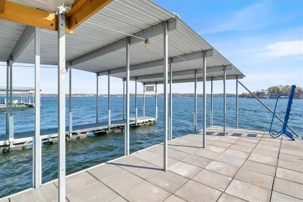 2 Lakefront Homes: Wide Decks, Great View